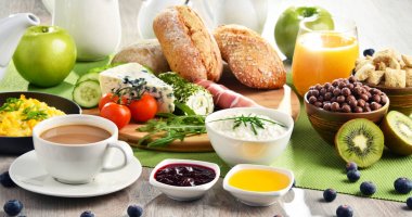 Kahve, peynir, tahıl gevrekleri ve çırpılmış yumurta ile Kahvaltı
