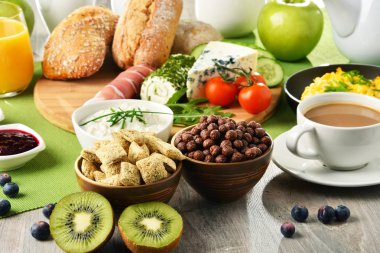 Kahve, peynir, tahıl gevrekleri ve çırpılmış yumurta ile Kahvaltı
