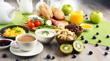 Kahve, peynir, tahıl gevrekleri ve çırpılmış yumurta ile Kahvaltı