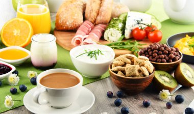 Kahve, peynir, tahıl gevrekleri ve çırpılmış yumurta ile Kahvaltı