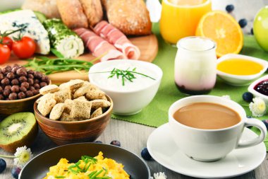 Kahve, peynir, tahıl gevrekleri ve çırpılmış yumurta ile Kahvaltı