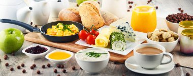 Kahve, peynir, tahıl gevrekleri ve çırpılmış yumurta ile Kahvaltı