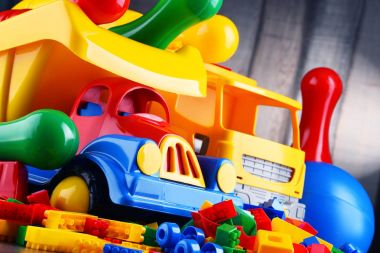 Çocuk odasında renkli plastik oyuncaklar