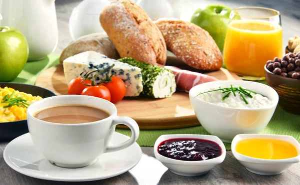 Petit déjeuner servi avec café, fromage, céréales et œufs brouillés — Photo