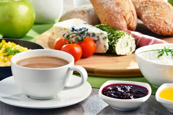 Petit déjeuner servi avec café, fromage, céréales et œufs brouillés — Photo