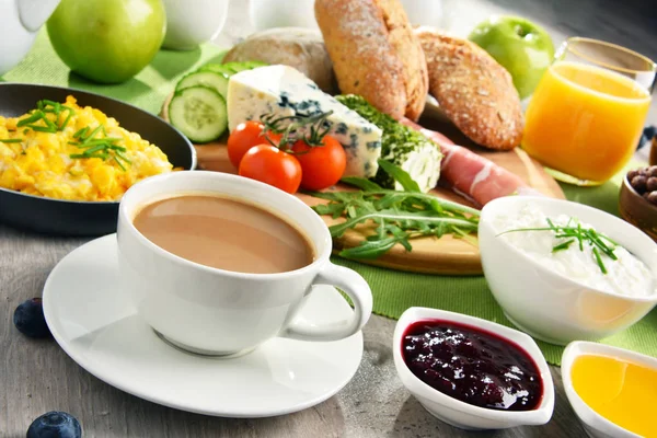 Desayuno servido con café, queso, cereales y huevos revueltos —  Fotos de Stock