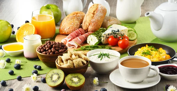 Desayuno servido con café, queso, cereales y huevos revueltos — Foto de Stock
