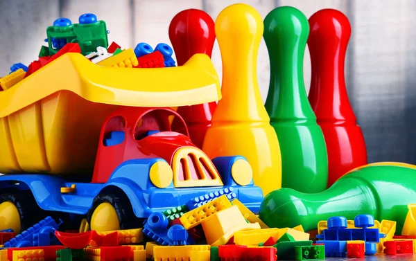 Színes műanyag játékok a gyermekszobában — Stock Fotó