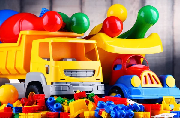 Красочные пластиковые игрушки в детской комнате — стоковое фото