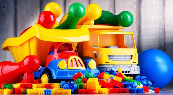 Színes műanyag játékok a gyermekszobában — Stock Fotó