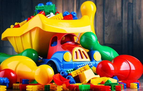 Coloridos juguetes de plástico en la habitación de los niños — Foto de Stock