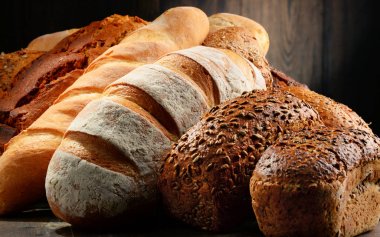 Ahşap masada çeşitli pişirme ürünleri içeren kompozisyon