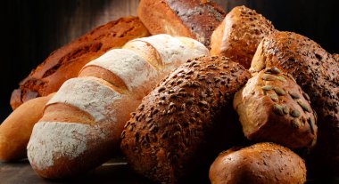 Ahşap masada çeşitli pişirme ürünleri içeren kompozisyon