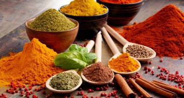 Baharat mutfak masasının üzerinde çeşitli