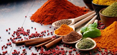 Baharat mutfak masasının üzerinde çeşitli
