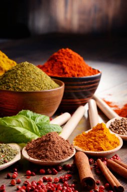 Baharat mutfak masasının üzerinde çeşitli