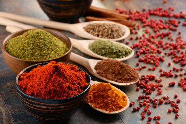 Baharat mutfak masasının üzerinde çeşitli