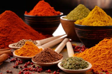 Baharat mutfak masasının üzerinde çeşitli