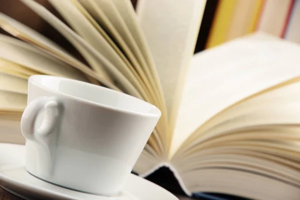 Komposition mit Büchern und einer Tasse Kaffee — Stockfoto
