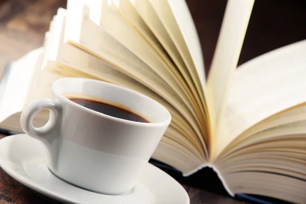 Komposition mit Büchern und einer Tasse Kaffee — Stockfoto