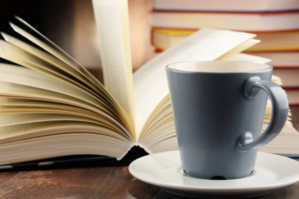 Koostumus kirjoja ja kuppi kahvia — kuvapankkivalokuva