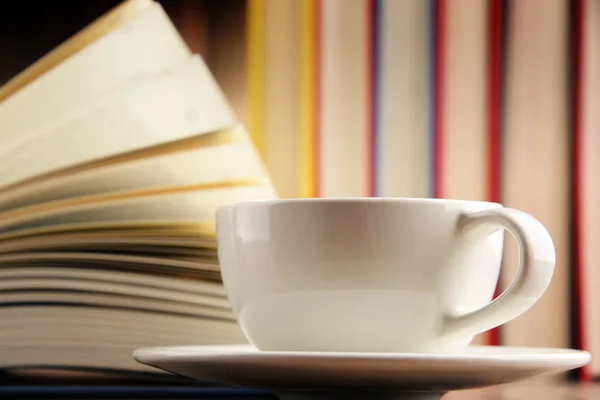 Состав с книгами и чашкой кофе — стоковое фото