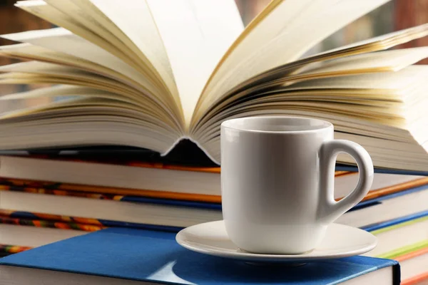 Složení s knihami a šálek kávy — Stock fotografie
