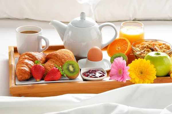 Bandeja de desayuno en la cama en la habitación del hotel — Foto de Stock