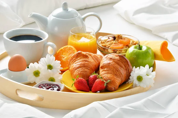 Bandeja de desayuno en la cama en la habitación del hotel —  Fotos de Stock