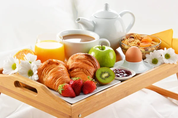 Frühstückstablett im Bett im Hotelzimmer — Stockfoto