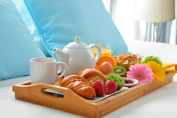 Bandeja de pequeno-almoço na cama no quarto do hotel — Fotografia de Stock