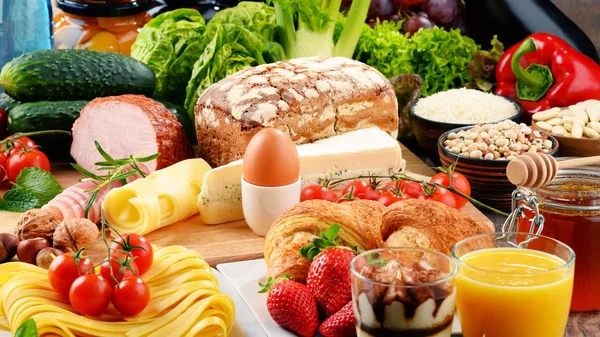 Composição com variedade de produtos alimentares orgânicos — Fotografia de Stock