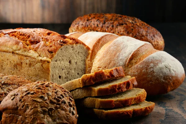 Samenstelling met diverse bakproducten op houten tafel — Stockfoto