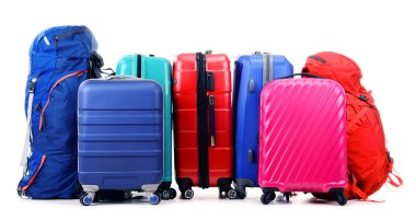 bavul ve üzerinde beyaz izole turistik arka çantalar