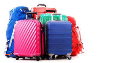 bavul ve üzerinde beyaz izole turistik arka çantalar