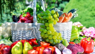 Taze organik sebze ve meyve bahçesinde