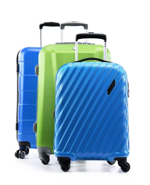 П'ять пластикових валіз ізольовані на білому — стокове фото