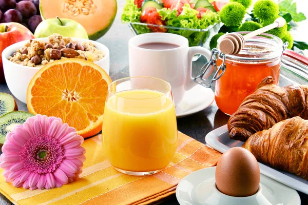 Composição com café da manhã na mesa. Dieta balanceada — Fotografia de Stock