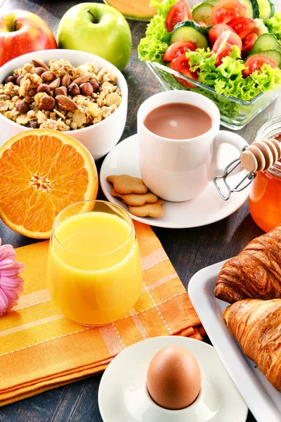 Composição com café da manhã na mesa. Dieta balanceada — Fotografia de Stock