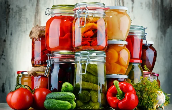 Vasi con verdure sottaceto e composte fruttate — Foto Stock