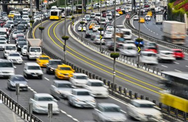 Rush hour sırasında Istanbul'da kontrollü erişimli Otoban