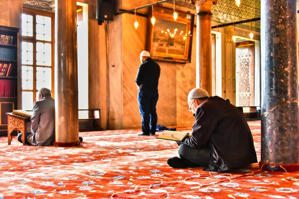 Hombres rezando en la Mezquita del Sultán Ahmed o la Mezquita Azul en Estambul —  Fotos de Stock