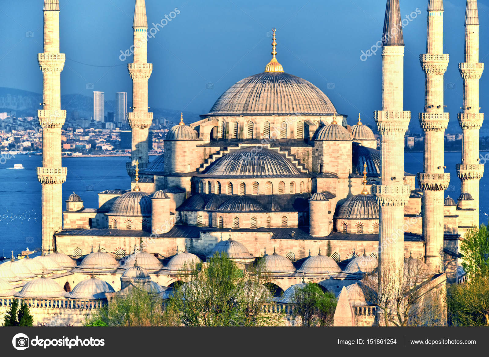 Mezquita Sultan Ahmed o Mezquita Azul en Estambul, Turquía — Foto editorial  de stock #151861254 ©monticello, image size:1600x1168