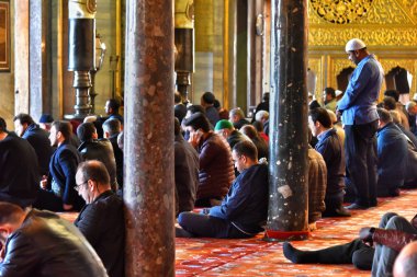 Sultan Ahmed Camii veya Istanbul'da Sultanahmet Camii dua erkek