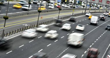 Rush hour sırasında Istanbul'da kontrollü erişimli Otoban