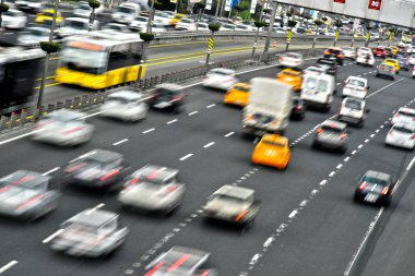 Rush hour sırasında Istanbul'da kontrollü erişimli Otoban