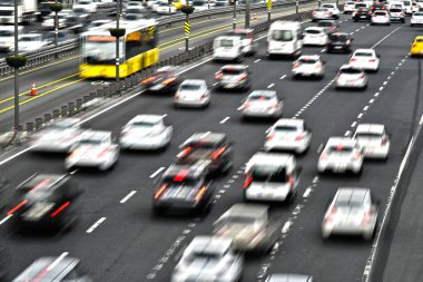 Rush hour sırasında Istanbul'da kontrollü erişimli Otoban