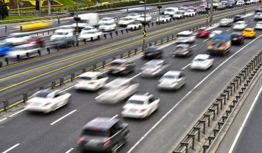 Rush hour sırasında Istanbul'da kontrollü erişimli Otoban