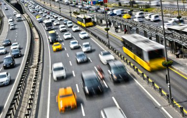 Rush hour sırasında Istanbul'da kontrollü erişimli Otoban