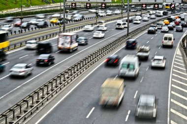 Rush hour sırasında Istanbul'da kontrollü erişimli Otoban